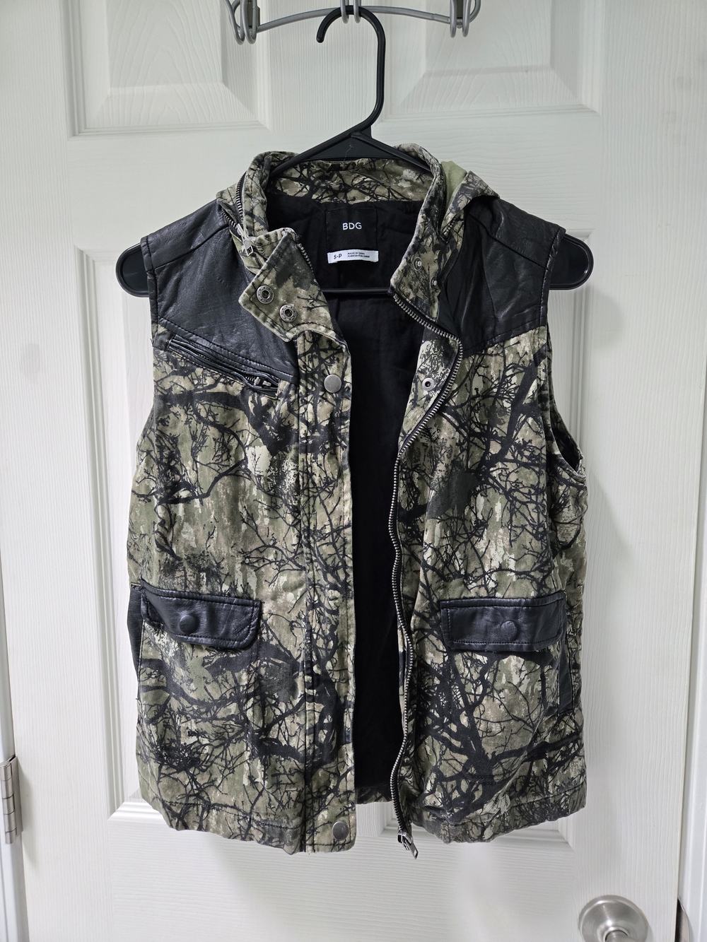 NWOT Urban Outfitters BDG Woodland/Hunter's Camoflauge Hooded Vest Sz S